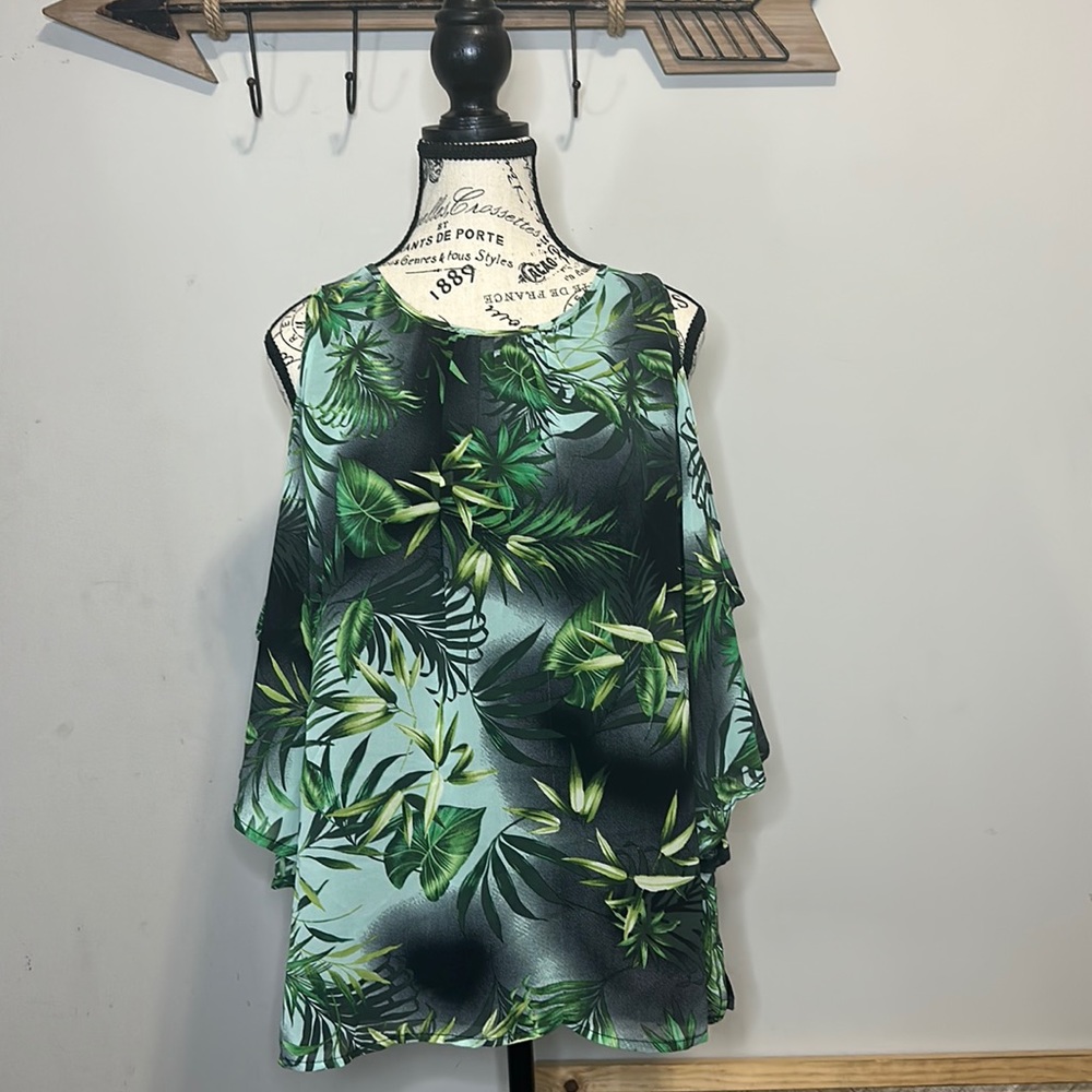 NWT Vince Camuto Cold Shoulder Top